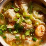 Aromatische Garnelen Dumpling Suppe mit frischem Pak Choi