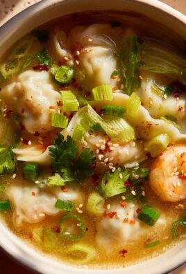 Aromatische Garnelen Dumpling Suppe mit frischem Pak Choi