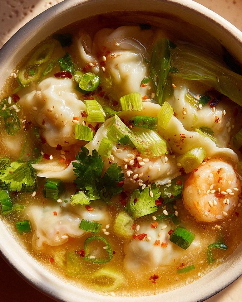 Aromatische Garnelen Dumpling Suppe mit frischem Pak Choi