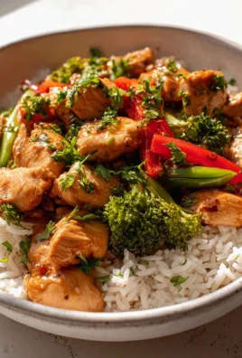 Hähnchen Reis Bowl mit Knoblauchbutter & frischem Gemüse