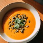 Hokkaido Kürbissuppe: Ingwer-Kokos-Traum mit Kern-Crunch