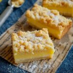 Knuspriger Streuselkuchen mit Vanillepudding