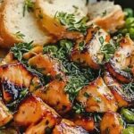 Lachs Bowls knusprig mit frischem Gemüse zubereiten