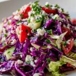 Mediterraner Slaw mit Feta, Oliven & frischen Kräutern
