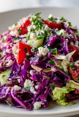Mediterraner Slaw mit Feta, Oliven & frischen Kräutern