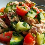 Schneller Thunfischsalat mit Gurke und Tomate