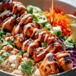 Sweet Chili Hähnchen Bowl mit Kokos-Limetten-Drizzle