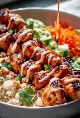 Sweet Chili Hähnchen Bowl mit Kokos-Limetten-Drizzle