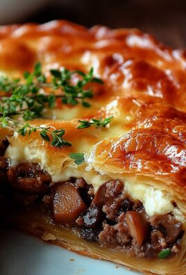 Torte mit Pilzen, Hackfleisch und Käse